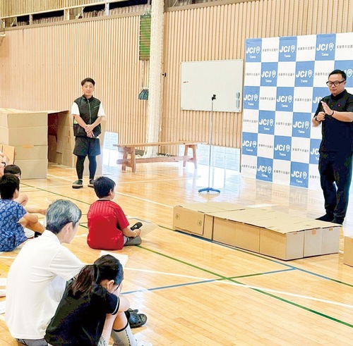 講師の話に耳を傾ける参加者