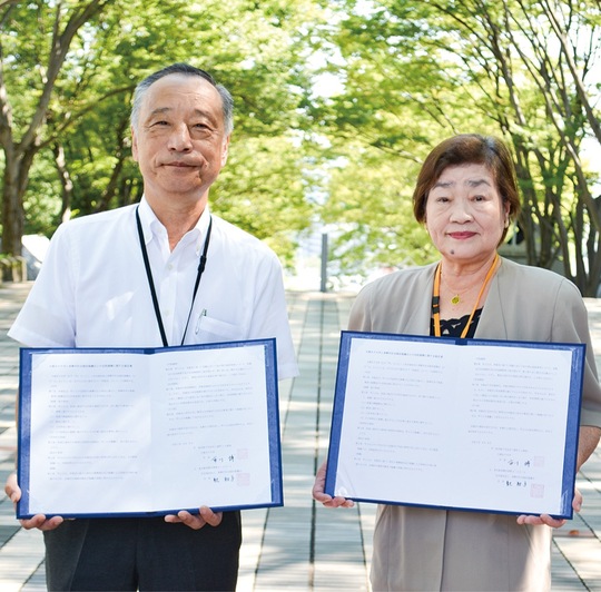 協定書を手にする市川学長（左）と紀会長