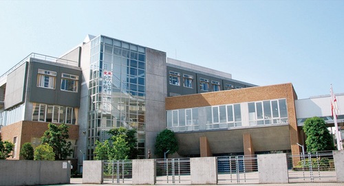 1998（平成10）年に完成した現校舎