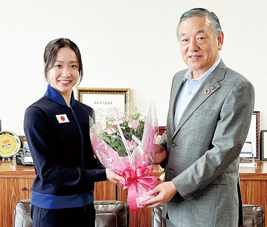 稲木選手（左）に花束を渡す阿部市長