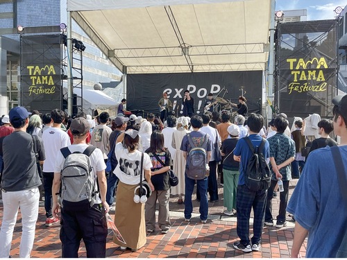 盛り上がるパルテノン多摩大階段下のステージ＝昨年