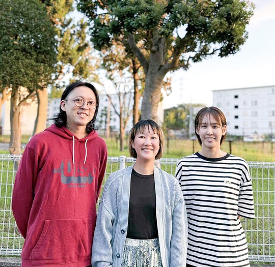 影近代表（左）と開設準備メンバー