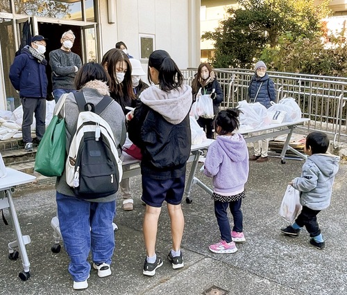 昨年の食料等無料配布の様子＝多摩ボラセン提供