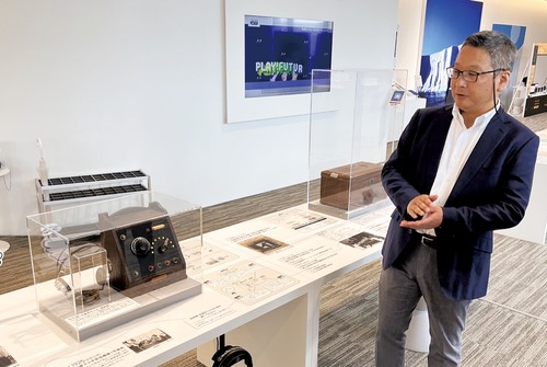 １００年前のラジオ（復刻版）の解説をする中村館長