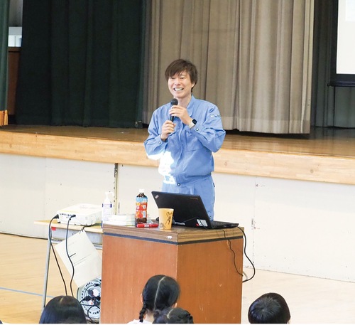 児童らに向けて話をする滝沢さん