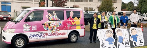 セレモニーに登場したキャラバンカーと岡部選手（右端）