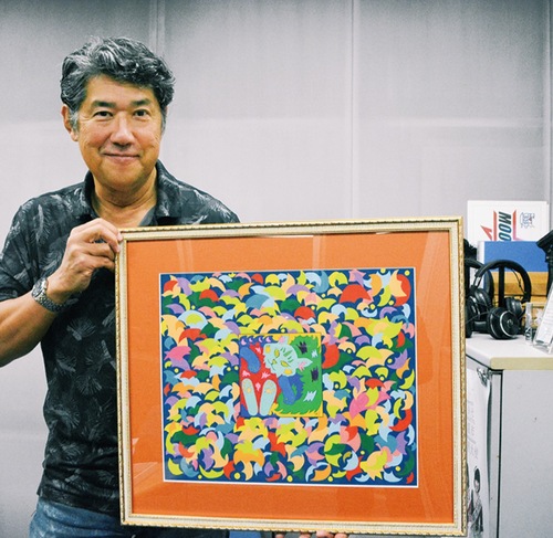 個展で展示する作品を持つ藤井さん