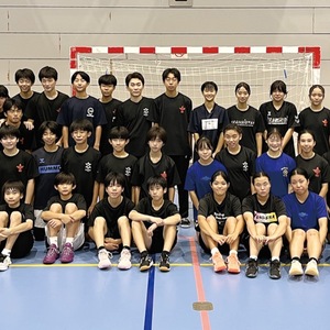 準優勝を果たした男女中学生チームの選手とコーチら