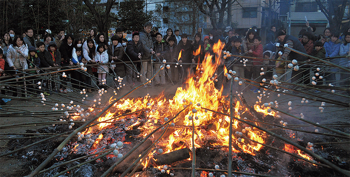 二反田公園では、中組自治会が用意したまゆ玉団子を焼いて食した