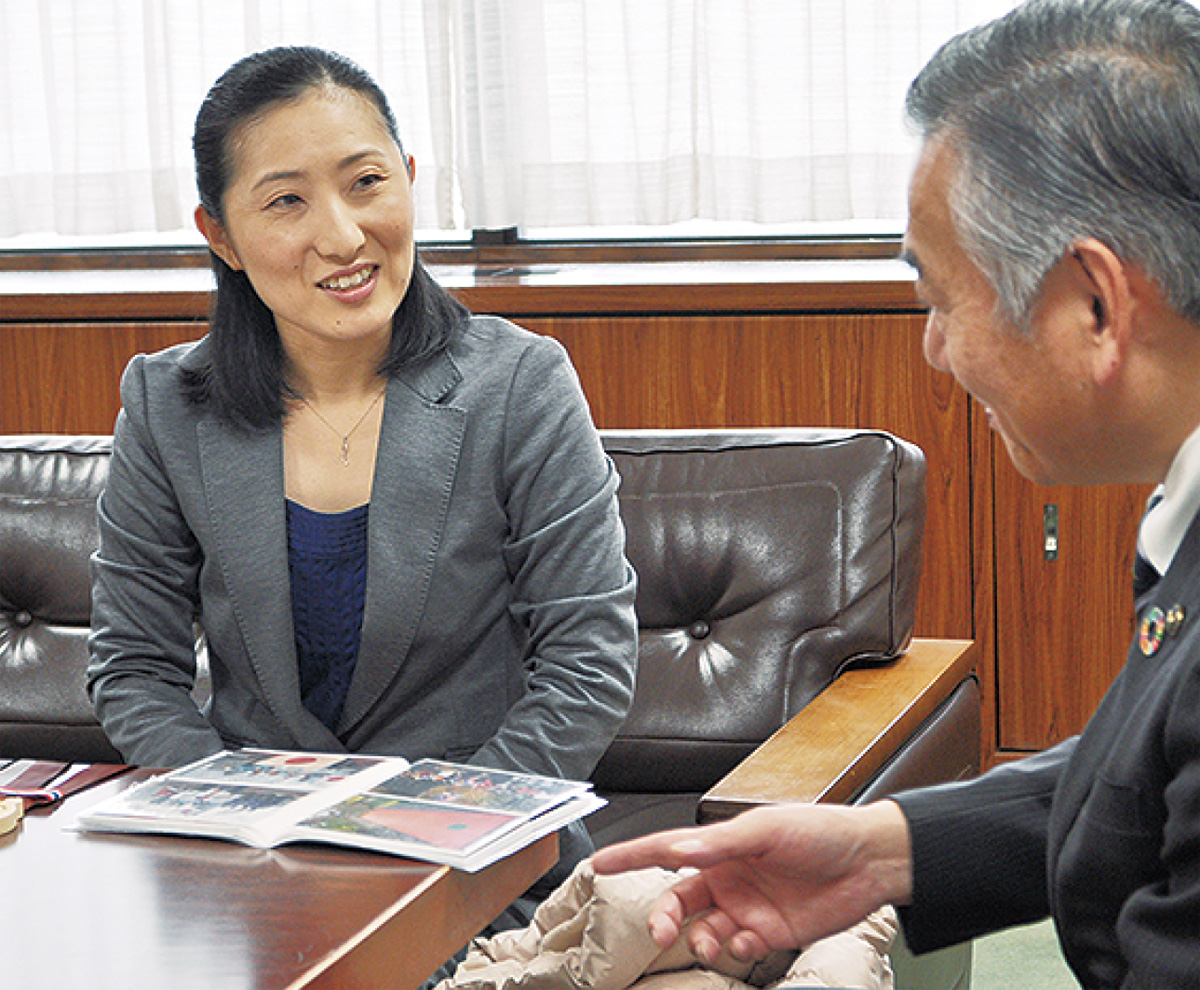 阿部市長に報告する越村さん