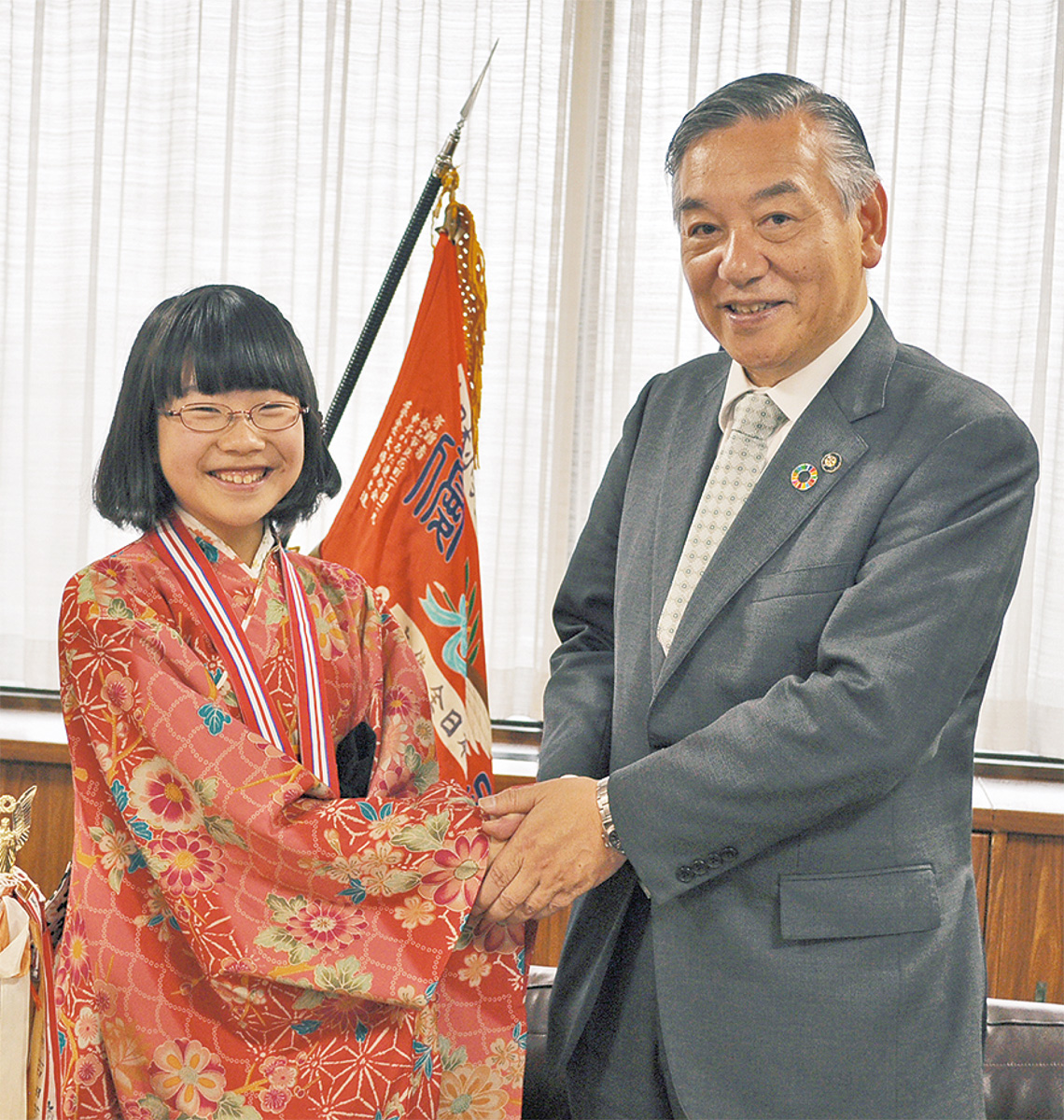 競技かるた全国優勝を報告 矢島聖蘭さんが表敬訪問 多摩 タウンニュース