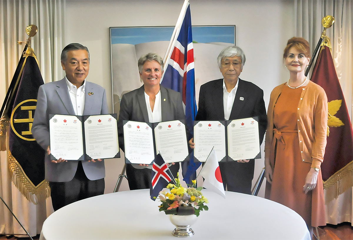 左から阿部市長、リネイ事務総長、大澤理事長、エーリン大使