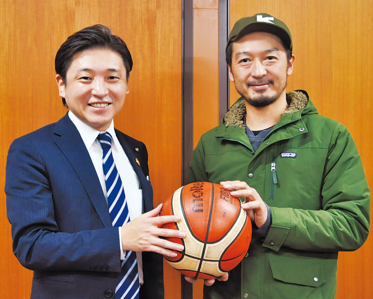 バスケ連盟の岸孝司理事長（右）と松田大輔会長