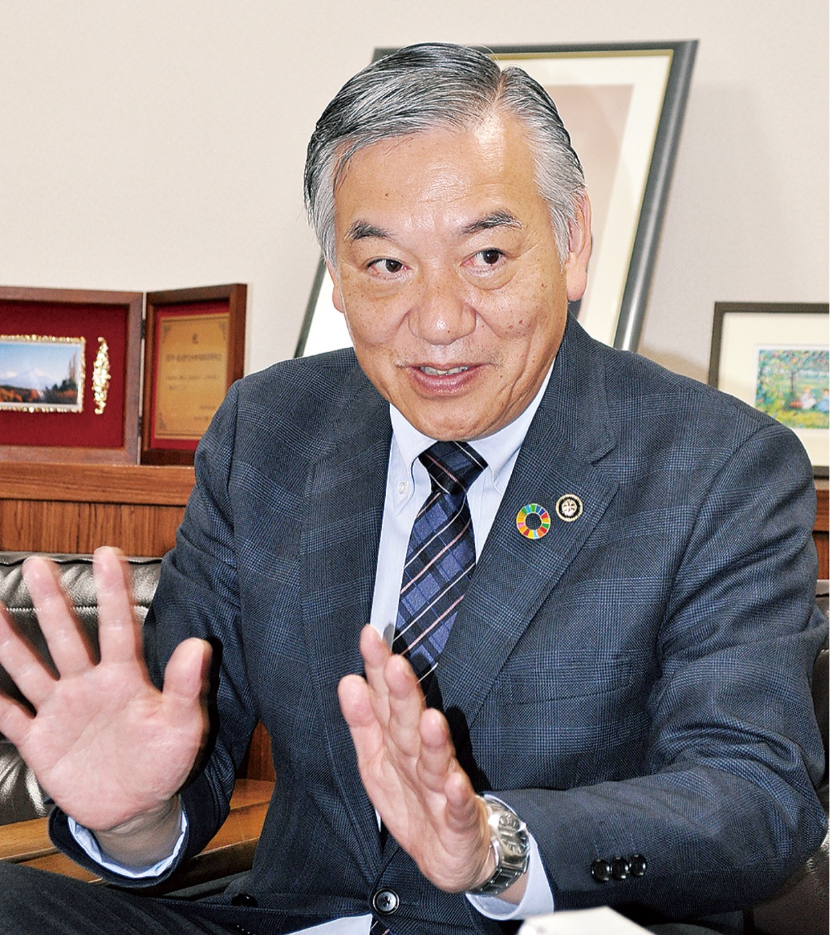 「未来に夢を描けられる年に」と話す阿部市長