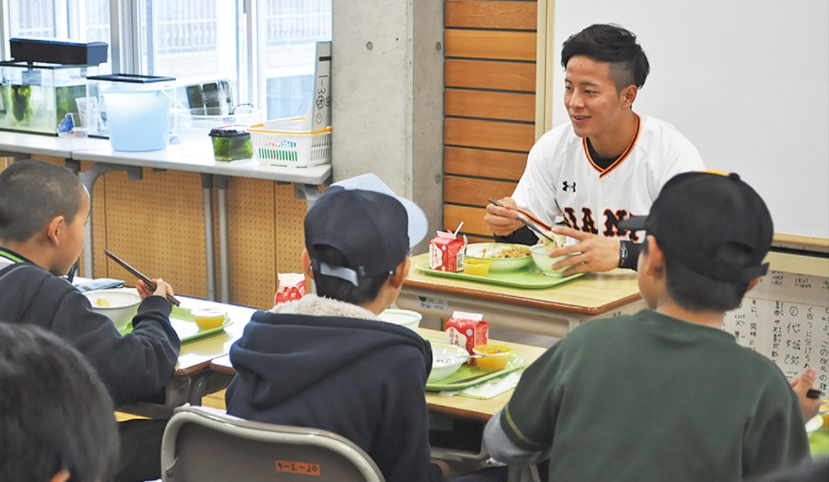 一緒に給食を食べる湯浅選手