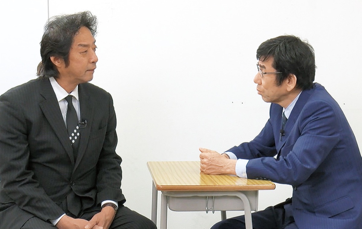 青山学院大生（理工）の松村有花さんのお父様・昇さんと対談する小村洋代表