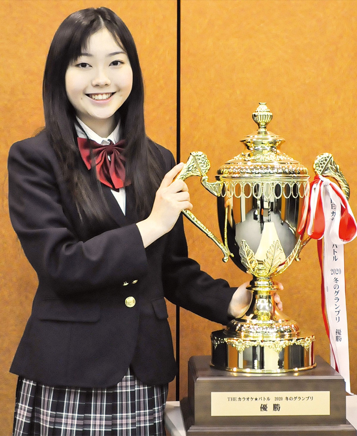 巨大な優勝カップを手に喜ぶ佐久間さん