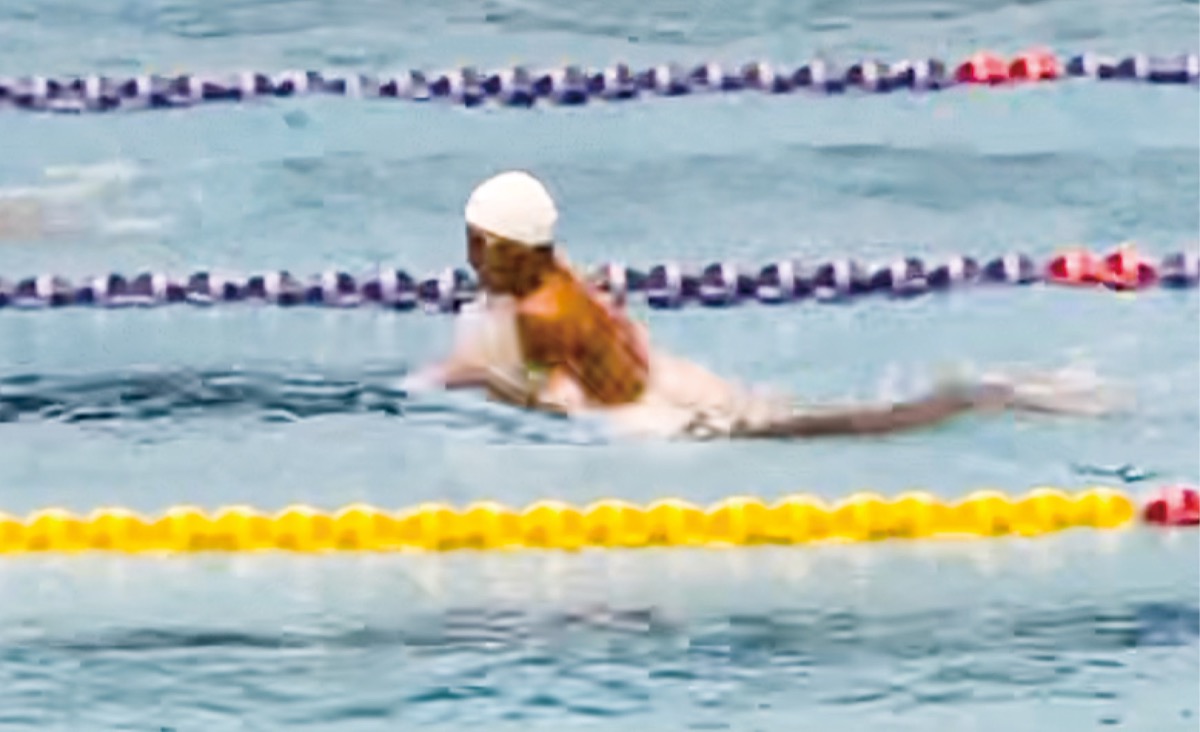 ▶得意の平泳ぎで前を追う龍太郎さん＝提供写真＝