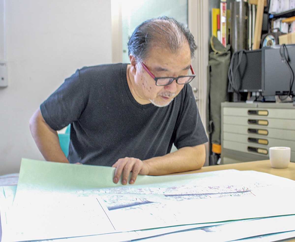 ▲新規事業について資料を読み込む秋元さん