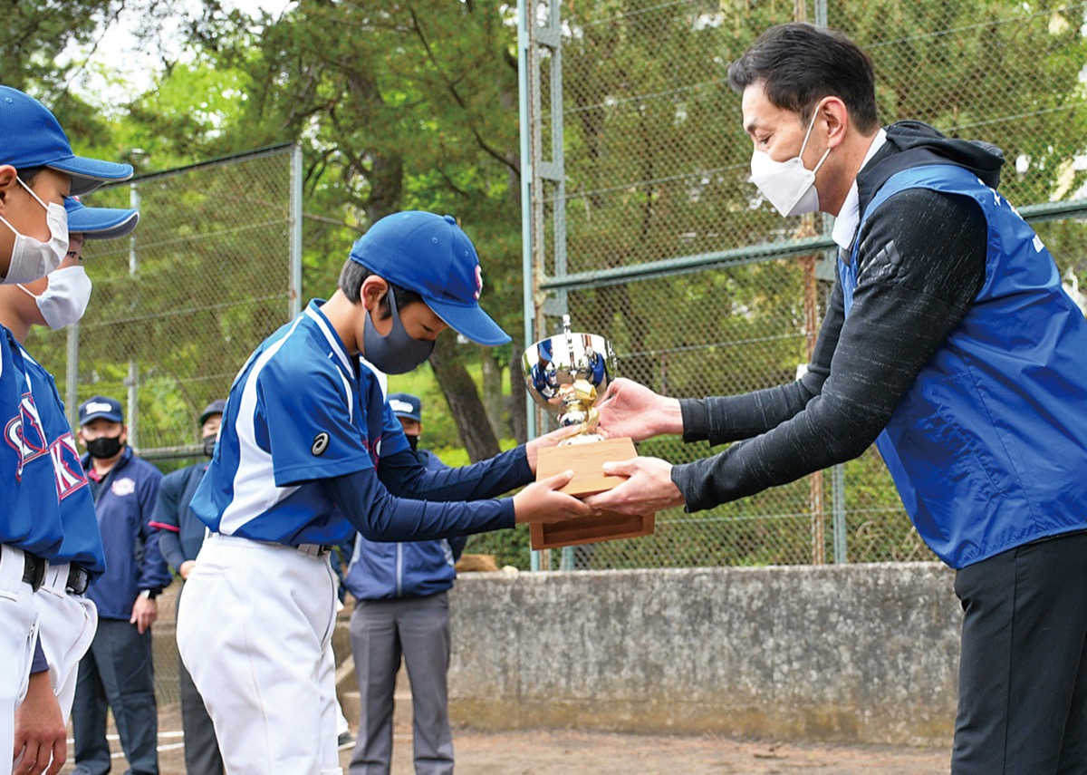 少年野球連に｢カップ｣贈呈