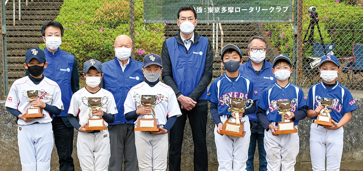 贈られたカップを手にする球児ら(前方)