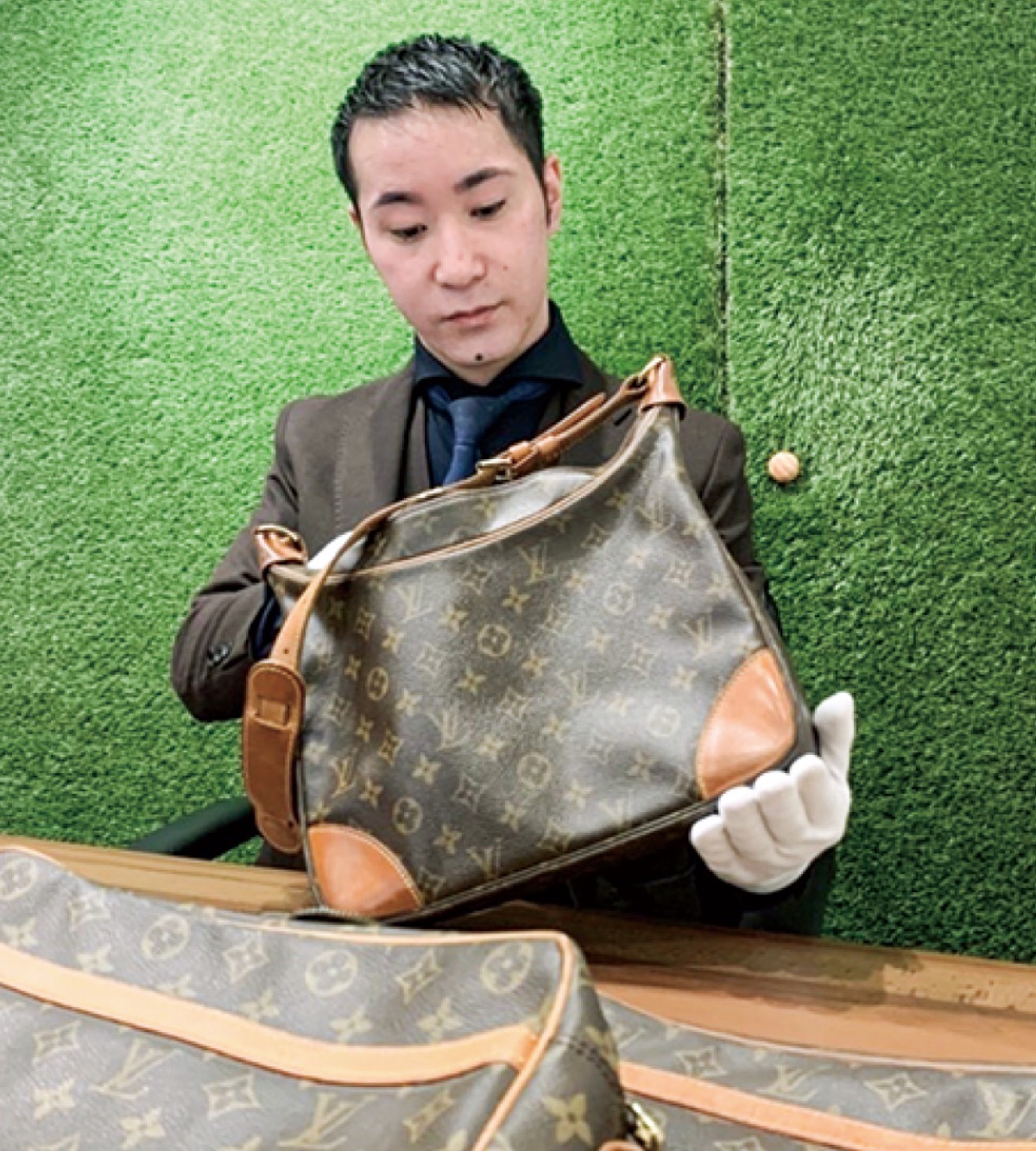 丁寧に査定する宮畑店長