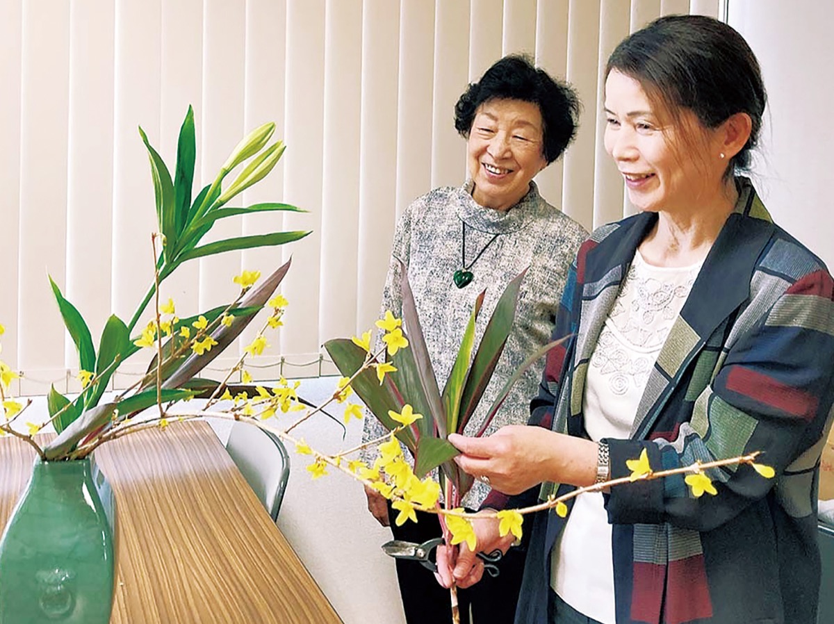 生け花を教える神野さん(右)=多摩カルチャーセンター