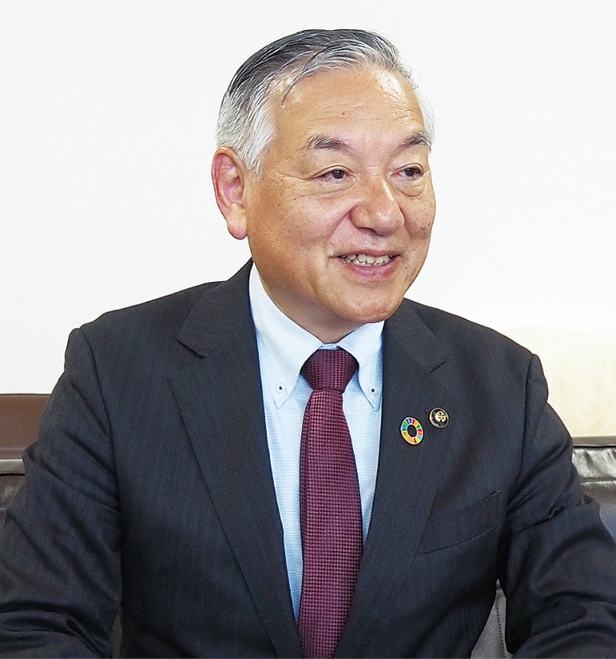 インタビューに答える阿部市長