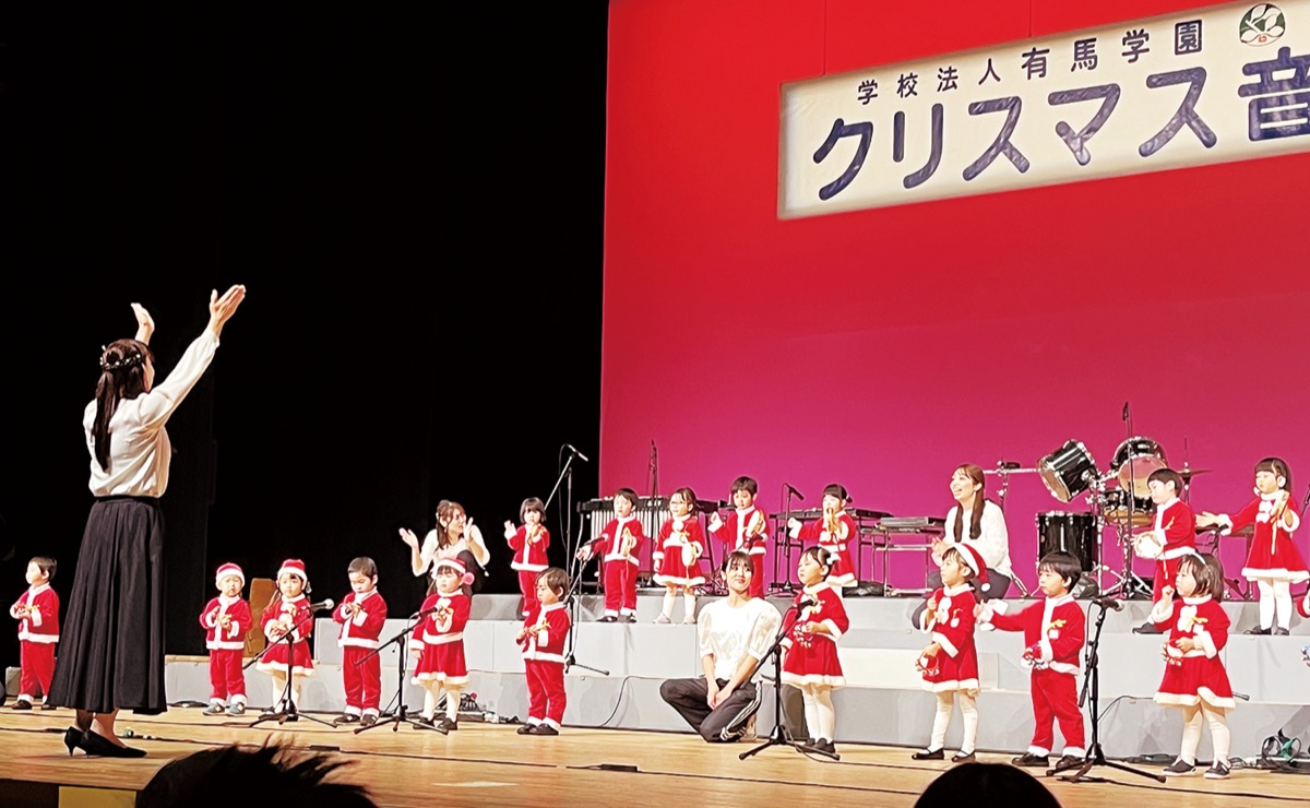 元気な園児が舞台披露