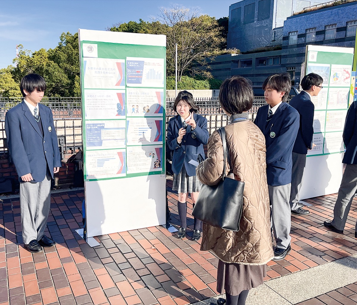 屋外で研究成果を市民に