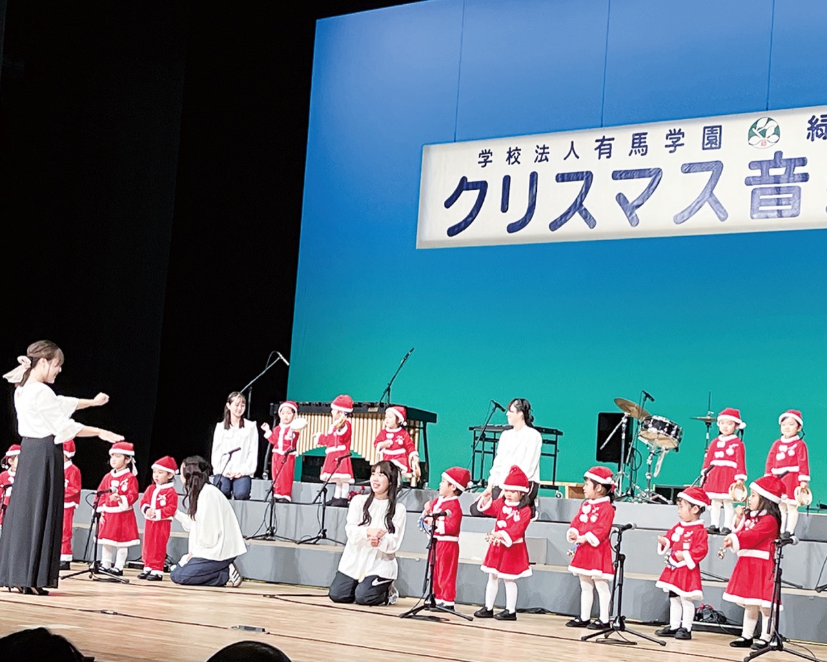 園児が大ホールの舞台に