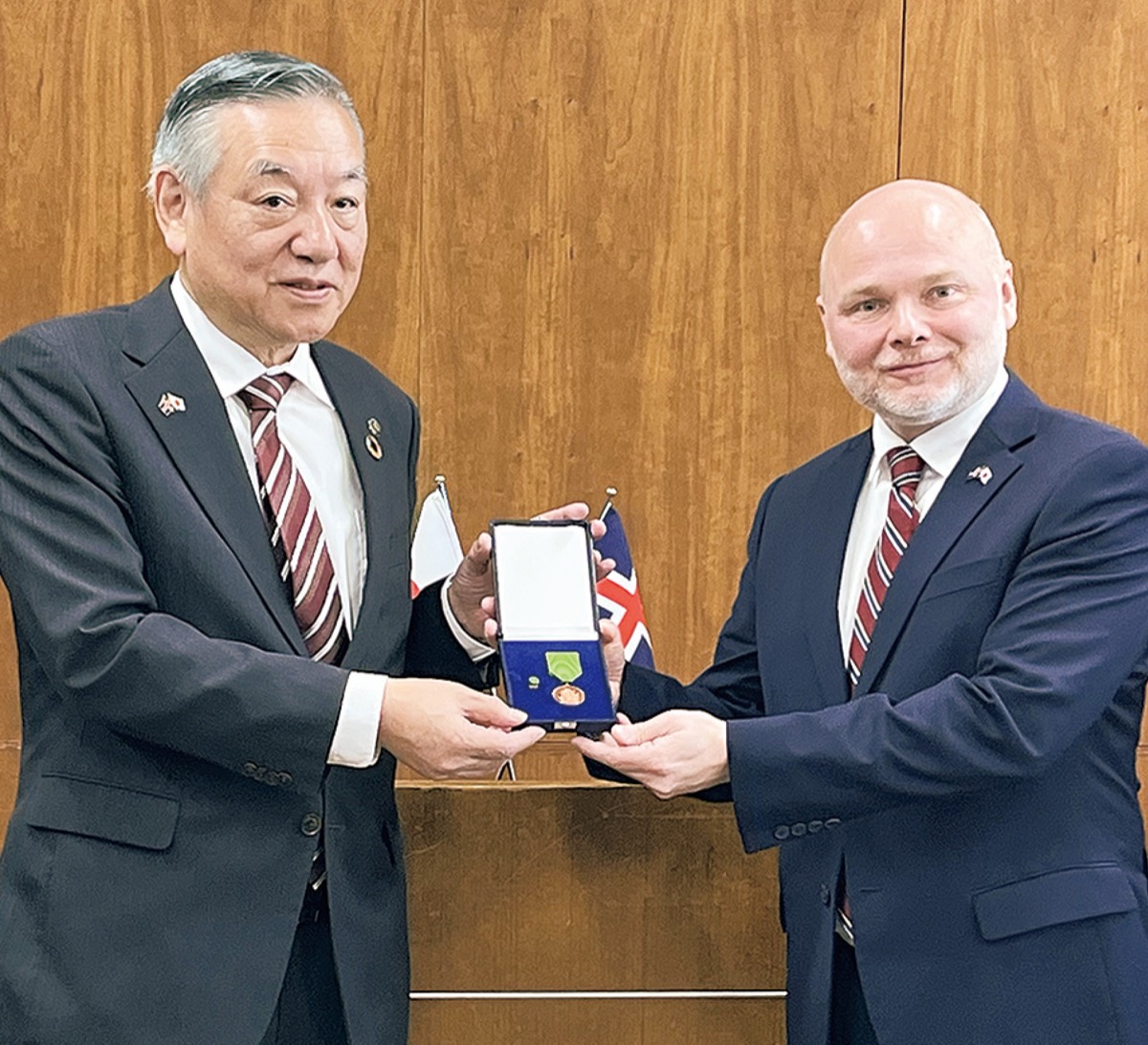 阿部市長 アイスランドから勲章受章 友好関係構築に貢献 | 多摩