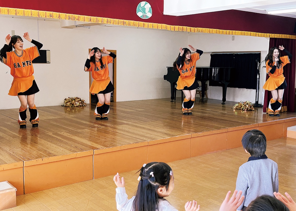 ダンスを披露するヴィーナスのメンバー