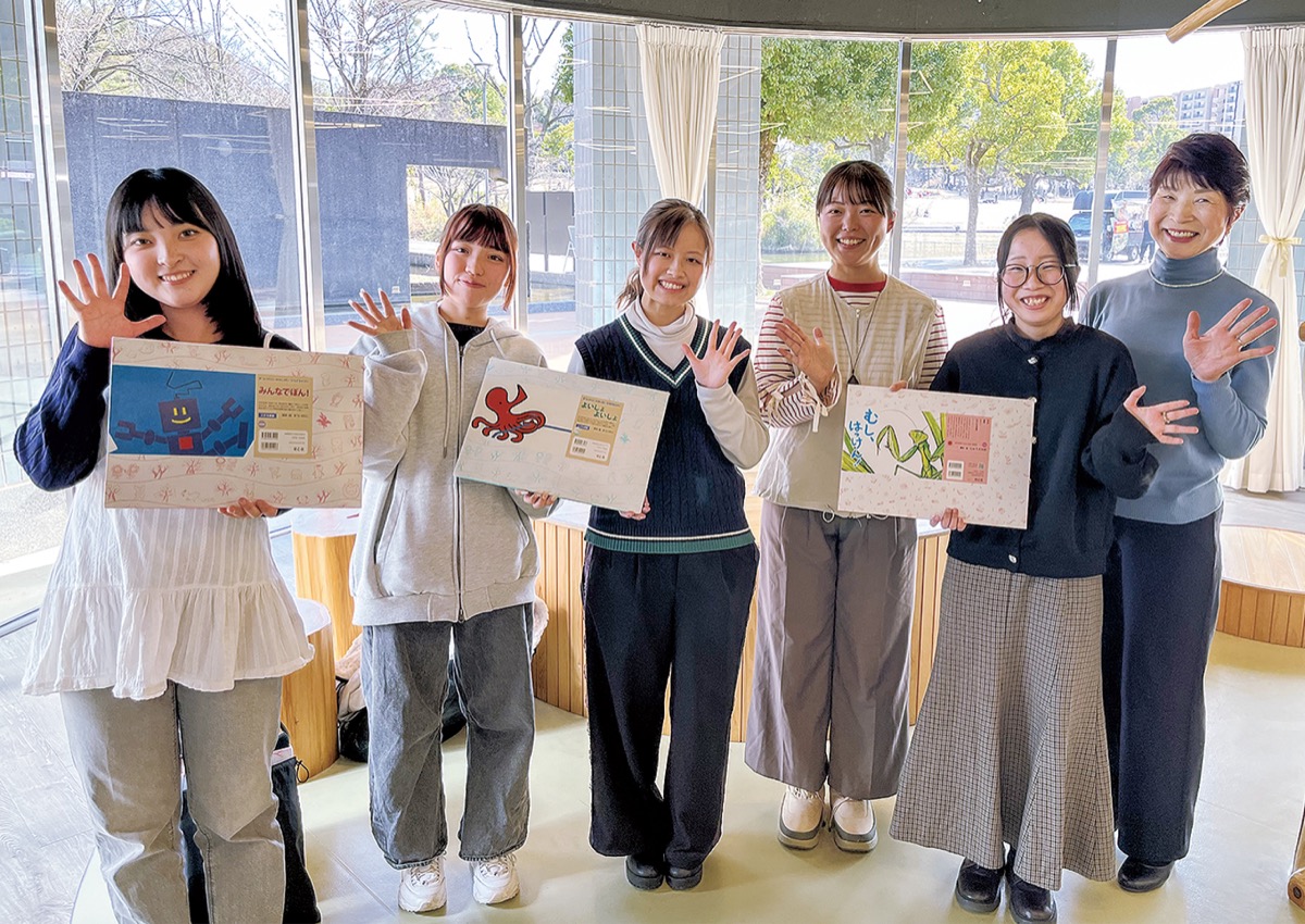 卒業公演を終えたクプカのメンバーと顧問の岩佐さん（右）