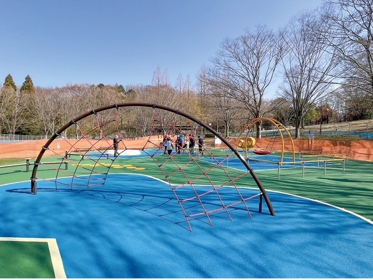 インクルーシブ遊具が設置された広場