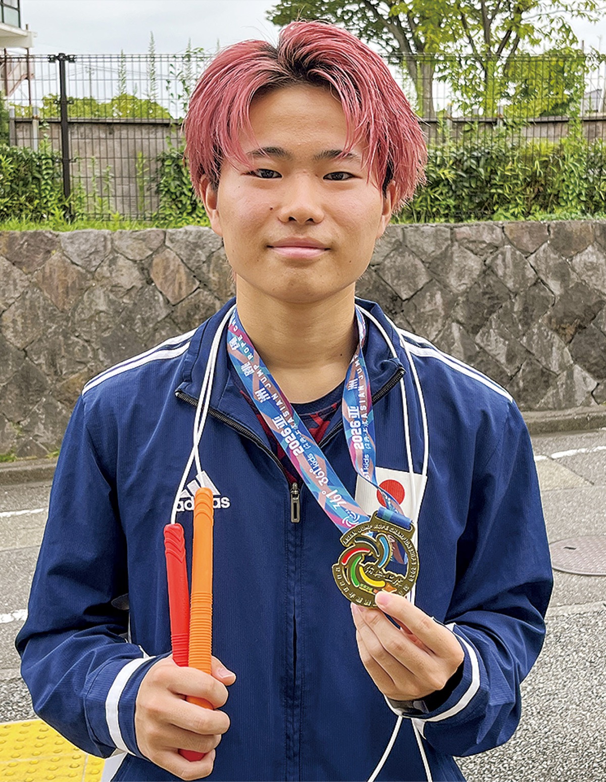 縄跳びと金メダルを持つ吉田選手