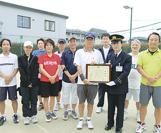 表彰を受けたフリーダムテニスクラブのメンバー（田村博志代表＝中央）と紺野消防長