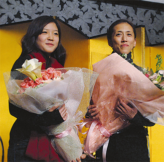 花束を手に笑顔を見せる菅井円加さん（左）とバレエ教師の佐々木三夏さん