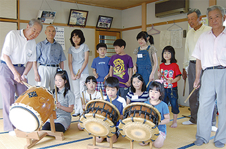 楽しみながら太鼓の練習に励む子ども達（柳橋自治会館）