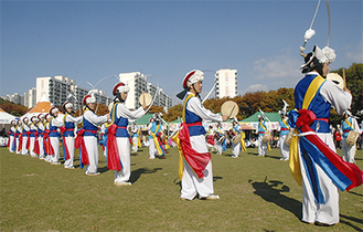 総勢18人の演舞者が阿波おどりの会場で演舞を披露します。演者は光明市が運営する市立農楽団に所属するプロの踊り手です。