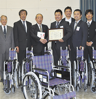 感謝状が大和ＪＣの薩田理事長（中央右）に目録が大和市社協高橋会長（中央左）に贈られた