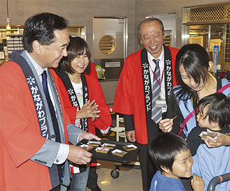 黒岩知事と白井さんが売り場で神奈川県産の食材をPR