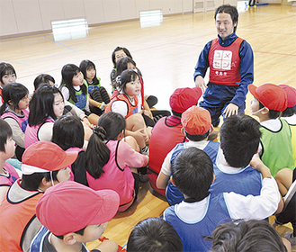 1月23日に大野原小学校で行われた「夢の教室」講師は元日本代表の林健太郎さんが務めた