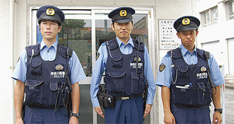 左から松井巡査、青木巡査部長、岡村巡査