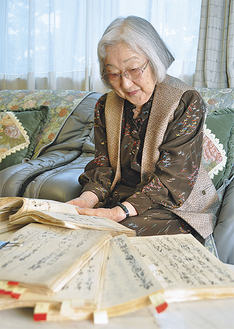文書蔵に残された古文書を30年にわたり解読してきた昌子さんくずし字を読み解き、原稿用紙に書き出す作業を毎日続けている
