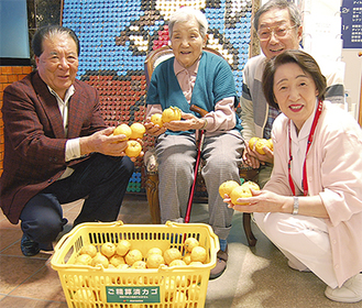施設に柚子を寄贈した関水さん（左）