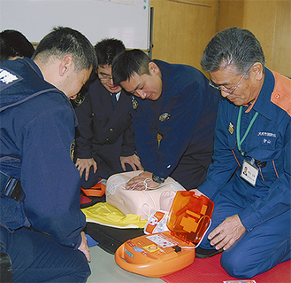 救急救命課職員からＡＥＤの使用法を学ぶ警察署員