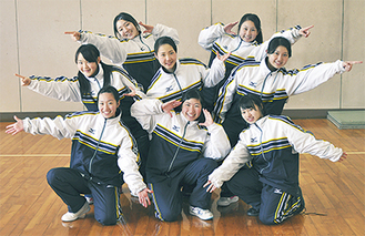 笑顔で決めポーズを披露する大和南高校ダンス部のメンバー