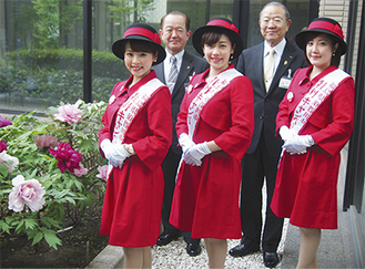 遠藤さん（左）、樽川さん（中央）、野島さんの3人が、遠藤市長（後列左）と小俣副市長を表敬訪問した