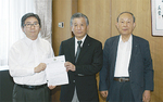 ▶大木市長に報告に訪れた山崎会長（中央）と高橋副会長（右）